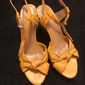 BCBG Girls Yellow Knot Strappy Heel Sandal Sz 6